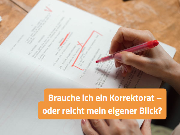 Hand korrigiert ein ausgedrucktes Manuskript mit rotem Stift