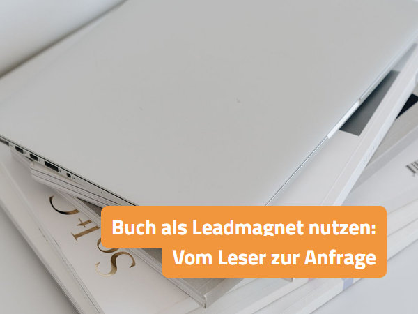 Aufgeklappter Laptop auf einem Stapel Bücher – vom Buch zur Landingpage