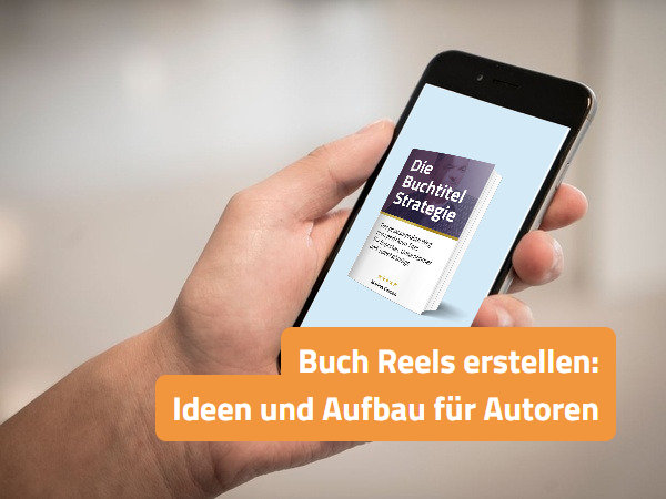 Hand hält ein Smartphone im Hochformat über ein aufgeschlagenes Buch und filmt ein Buchcover