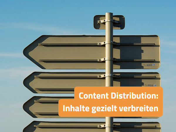 Wegweiser mit Schildern in mehrere Richtungen – Content Distribution über mehrere Kanäle