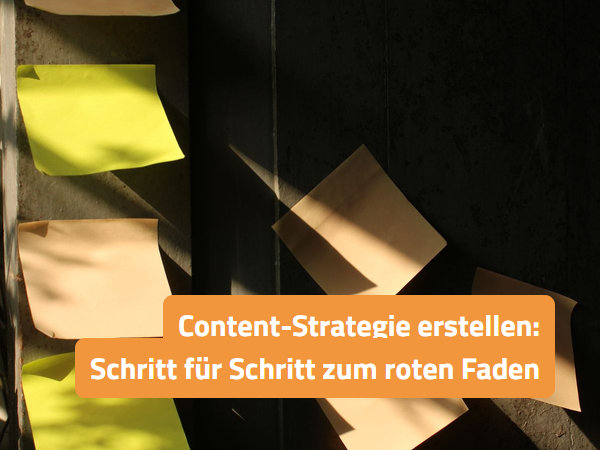 Haftnotizen an einer Wand im Streiflicht – Themen für eine Content-Strategie ordnen