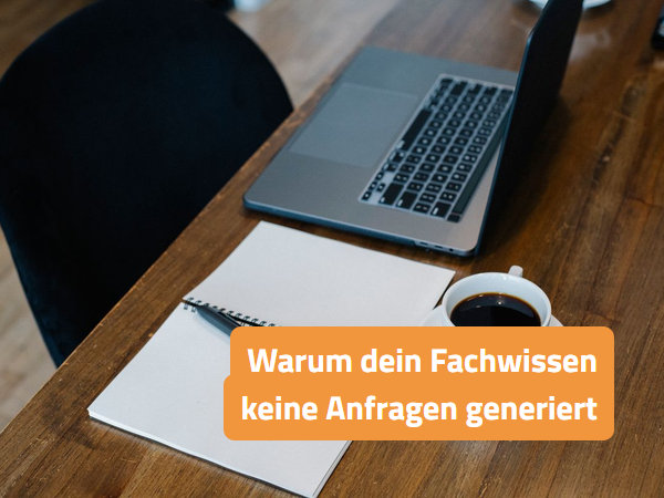 Schreibtisch mit Laptop, Notizblock und Kaffee – Fachwissen, das keine Anfragen bringt